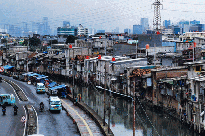 Tampak pemukiman warga di Pinggir Kali Jakarta Pusat, Minggu (26/2/2023).