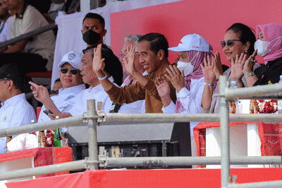 Presiden Joko Widodo saat menyaksikan Kejuaraan Dunia Perahu Motor F1 PowerBoat (F1H2O) di pinggir Danau Toba, Balige, Sumatera Utara, Minggu (26/2/2023).