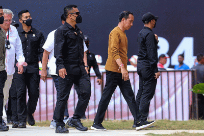 Presiden Joko Widodo saat menyaksikan Kejuaraan Dunia Perahu Motor F1 PowerBoat (F1H2O) di pinggir Danau Toba, Balige, Sumatera Utara, Minggu (26/2/2023).