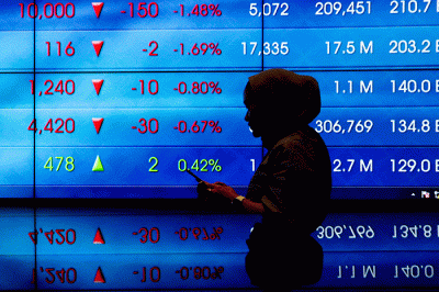 Karyawan berdiri di dekat layar pergerakan Indeks Harga Saham Gabungan (IHSG) di Bursa Efek Indonesia, Jakarta, Selasa (28/2/2022).