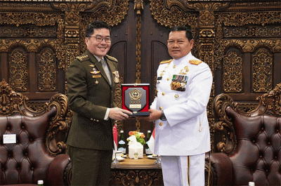 Panglima TNI Laksamana TNI Yudo Margono menerima Kunjungan Kehormatan Panglima Angkatan Bersenjata (Pangab) Singapura Letjen Melvyn Ong, PPA (E).