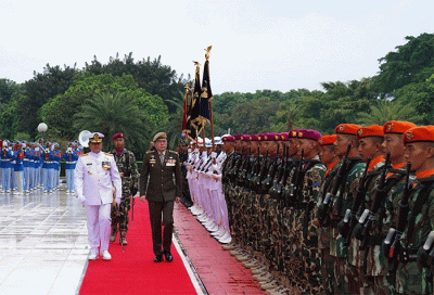 Panglima TNI Laksamana TNI Yudo Margono menerima Kunjungan Kehormatan Panglima Angkatan Bersenjata (Pangab) Singapura Letjen Melvyn Ong, PPA (E).