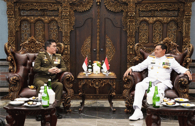 Panglima TNI Laksamana TNI Yudo Margono menerima Kunjungan Kehormatan Panglima Angkatan Bersenjata (Pangab) Singapura Letjen Melvyn Ong, PPA (E).
