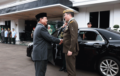 Menteri Pertahanan Prabowo Subianto menerima kunjungan kehormatan Panglima Angkatan Bersenjata Singapura Lt Gen Melvyn Ong di Kemhan, Jakarta.