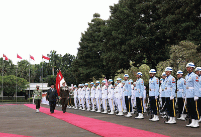 Menteri Pertahanan Prabowo Subianto menerima kunjungan kehormatan Panglima Angkatan Bersenjata Singapura Lt Gen Melvyn Ong di Kemhan, Jakarta.