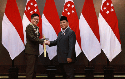 Menteri Pertahanan Prabowo Subianto menerima kunjungan kehormatan Panglima Angkatan Bersenjata Singapura Lt Gen Melvyn Ong di Kemhan, Jakarta.