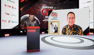 Direktur Keuangan & Strategi Bank DKI, Romy Wijayanto (kanan) menerima penghargaan yang diberikan oleh CEO & Chief Editor Warta Ekonomi Group, Muhamad Ihsan.