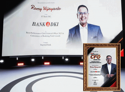 Direktur Keuangan & Strategi Bank DKI, Romy Wijayanto (kanan) menerima penghargaan yang diberikan oleh CEO & Chief Editor Warta Ekonomi Group, Muhamad Ihsan.