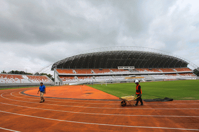 Petugas melakukan berbagai persiapan, perawatan dan pemeliharaan di lima lapangan pertandingan dan latihan di Palembang.