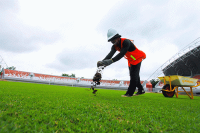 Petugas melakukan berbagai persiapan, perawatan dan pemeliharaan di lima lapangan pertandingan dan latihan di Palembang.