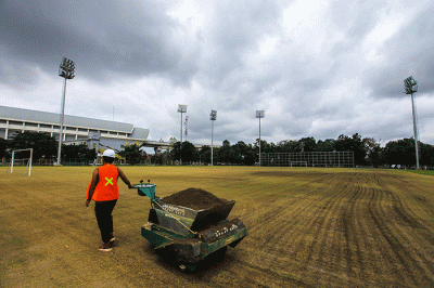 Petugas melakukan berbagai persiapan, perawatan dan pemeliharaan di lima lapangan pertandingan dan latihan di Palembang.