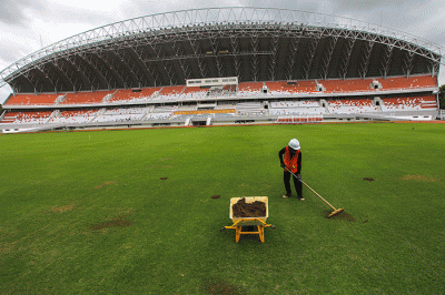 Petugas melakukan berbagai persiapan, perawatan dan pemeliharaan di lima lapangan pertandingan dan latihan di Palembang.