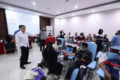 Executive Chairman MNC Group Hary Tanoesoedibjo saat meninjau acara kegiatan donor darah MNC Peduli.