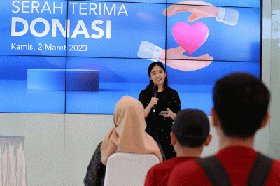 Ketua MNC Peduli Jessica Tanoesoedibjo (tengah) menyerahkan bantuan kepada warga korban kebakaran Eka Saputra (kiri) di MNC Financial Center, Jakarta.
