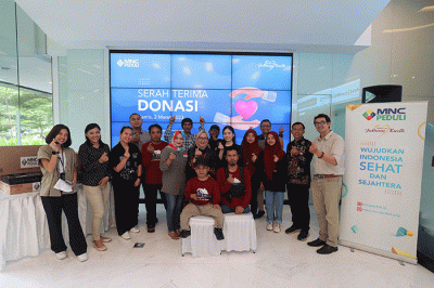 Ketua MNC Peduli Jessica Tanoesoedibjo (tengah) menyerahkan bantuan kepada warga korban kebakaran Eka Saputra (kiri) di MNC Financial Center, Jakarta.