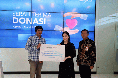 Ketua MNC Peduli Jessica Tanoesoedibjo (tengah) menyerahkan bantuan kepada warga korban kebakaran Eka Saputra (kiri) di MNC Financial Center, Jakarta.