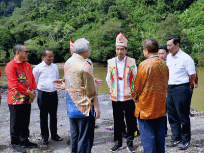 Presiden Jokowi melakukan peletakan batu pertama (groundbreaking) PLTA Mentarang Induk PT Kayan Hydropower Nusantara, di Kabupaten Malinau.