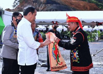 Presiden Jokowi melakukan peletakan batu pertama (groundbreaking) PLTA Mentarang Induk PT Kayan Hydropower Nusantara, di Kabupaten Malinau.
