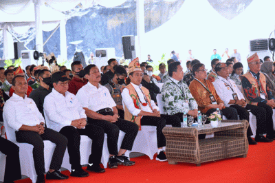 Presiden Jokowi melakukan peletakan batu pertama (groundbreaking) PLTA Mentarang Induk PT Kayan Hydropower Nusantara, di Kabupaten Malinau.