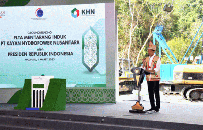 Presiden Jokowi melakukan peletakan batu pertama (groundbreaking) PLTA Mentarang Induk PT Kayan Hydropower Nusantara, di Kabupaten Malinau.