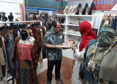 Ketua Pengurus Yayasan Dharma Bhakti Astra (YDBA), Sigit P. Kumala (kanan) saat berbincang dengan salah satu UMKM binaan YDBA di Pameran Inacraft 2023.