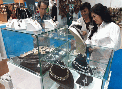Ketua Pengurus Yayasan Dharma Bhakti Astra (YDBA), Sigit P. Kumala (kanan) saat berbincang dengan salah satu UMKM binaan YDBA di Pameran Inacraft 2023.