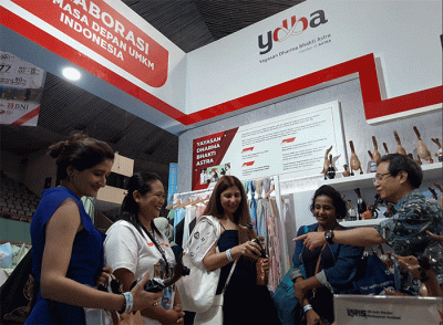 Ketua Pengurus Yayasan Dharma Bhakti Astra (YDBA), Sigit P. Kumala (kanan) saat berbincang dengan salah satu UMKM binaan YDBA di Pameran Inacraft 2023.