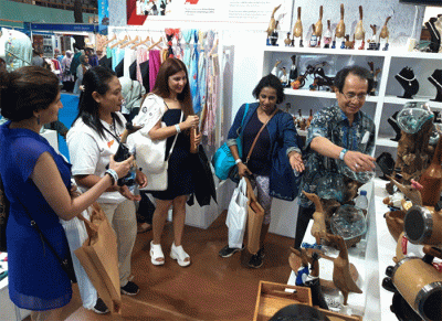 Ketua Pengurus Yayasan Dharma Bhakti Astra (YDBA), Sigit P. Kumala (kanan) saat berbincang dengan salah satu UMKM binaan YDBA di Pameran Inacraft 2023.