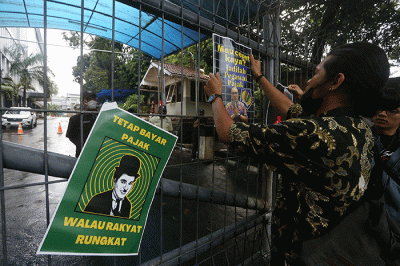 Aktivis Aliansi Elemen Sipil berunjuk rasa di depan Kantor Direktorat Jenderal Pajak, Jakarta, Jumat (3/3/2023).