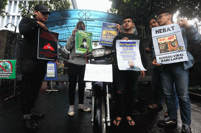 Aktivis Aliansi Elemen Sipil berunjuk rasa di depan Kantor Direktorat Jenderal Pajak, Jakarta, Jumat (3/3/2023).