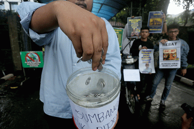Aktivis Aliansi Elemen Sipil berunjuk rasa di depan Kantor Direktorat Jenderal Pajak, Jakarta, Jumat (3/3/2023).