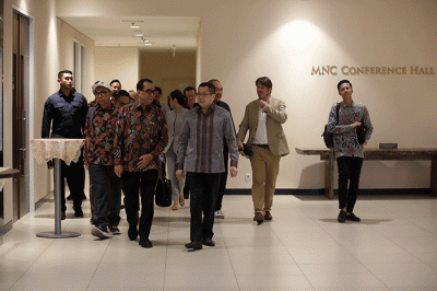 Executive Chairman MNC Group Hary Tanoesoedibjo bersama jajaran direksi MNC Media menerima kunjungan Menteri Perhubungan Budi Karya Sumadi bersama jajaran.
