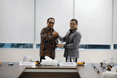 Executive Chairman MNC Group Hary Tanoesoedibjo bersama jajaran direksi MNC Media menerima kunjungan Menteri Perhubungan Budi Karya Sumadi bersama jajaran.