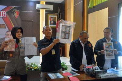 Direktur Reskrimsus Polda Jateng Kombes Pol Dwi Soebagio menunjukkan barang bukti dalam gelar pengungkapan kasus penyalahgunaan BBM subsidi dan Ilegal Mining.