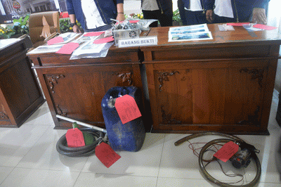 Direktur Reskrimsus Polda Jateng Kombes Pol Dwi Soebagio menunjukkan barang bukti dalam gelar pengungkapan kasus penyalahgunaan BBM subsidi dan Ilegal Mining.