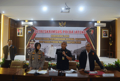 Direktur Reskrimsus Polda Jateng Kombes Pol Dwi Soebagio menunjukkan barang bukti dalam gelar pengungkapan kasus penyalahgunaan BBM subsidi dan Ilegal Mining.