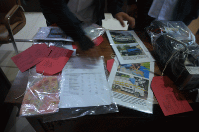 Direktur Reskrimsus Polda Jateng Kombes Pol Dwi Soebagio menunjukkan barang bukti dalam gelar pengungkapan kasus penyalahgunaan BBM subsidi dan Ilegal Mining.