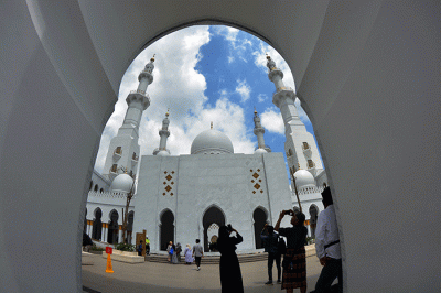 Ribuan jamaah dan wisatawan lokal maupun luar daerah mengikuti Salat Jumat perdana di Masjid Raya Sheikh Yazed Solo, Jawa Tengah, Jumat (3/3/2023).