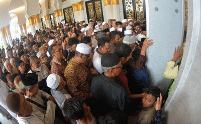Ribuan jamaah dan wisatawan lokal maupun luar daerah mengikuti Salat Jumat perdana di Masjid Raya Sheikh Yazed Solo, Jawa Tengah, Jumat (3/3/2023).