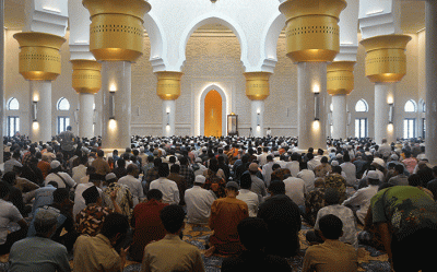 Ribuan jamaah dan wisatawan lokal maupun luar daerah mengikuti Salat Jumat perdana di Masjid Raya Sheikh Yazed Solo, Jawa Tengah, Jumat (3/3/2023).
