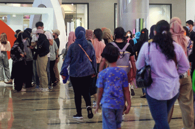 Pengunjung meramaikan acara The Girl Fest dengan tema “Girls in Real Life” yang berlangsung di Mal Central Park, Jakarta, Jumat (3/3/2023).