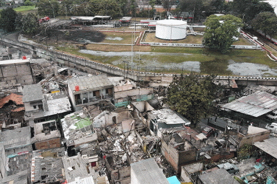 Foto udara permukiman penduduk yang hangus terbakar dampak kebakaran Depo Pertamina Plumpang di Jalan Koramil, Rawa Badak Selatan, Koja, Jakarta.