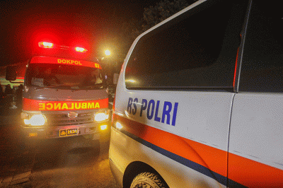 Petugas saat memindahkan jenazah kebakaran Depo Pertamina Plumpang ke Mobil Ambulance di Koramil Plumpang, Jakarta Utara, Jumat (3/3/2023).