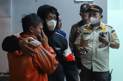 Keluarga korban kebakaran Depo Pertamina Plumpang menangis di ruang Instalasi Gawat Darurat (IGD) Rumah Sakit Umum Daerah Koja, Jakarta Utara, Jumat (3/3/2023).