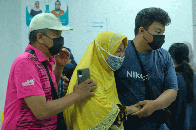 Keluarga korban kebakaran Depo Pertamina Plumpang menangis di ruang Instalasi Gawat Darurat (IGD) Rumah Sakit Umum Daerah Koja, Jakarta Utara, Jumat (3/3/2023).