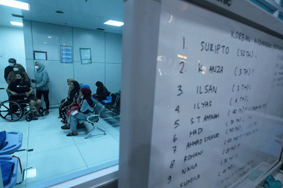 Keluarga korban kebakaran Depo Pertamina Plumpang menangis di ruang Instalasi Gawat Darurat (IGD) Rumah Sakit Umum Daerah Koja, Jakarta Utara, Jumat (3/3/2023).