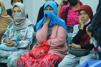 Keluarga korban kebakaran Depo Pertamina Plumpang menangis di ruang Instalasi Gawat Darurat (IGD) Rumah Sakit Umum Daerah Koja, Jakarta Utara, Jumat (3/3/2023).