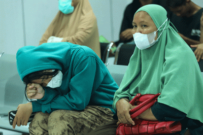 Keluarga korban kebakaran Depo Pertamina Plumpang menangis di ruang Instalasi Gawat Darurat (IGD) Rumah Sakit Umum Daerah Koja, Jakarta Utara, Jumat (3/3/2023).