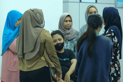 Keluarga korban kebakaran Depo Pertamina Plumpang menangis di ruang Instalasi Gawat Darurat (IGD) Rumah Sakit Umum Daerah Koja, Jakarta Utara, Jumat (3/3/2023).