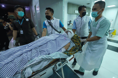Keluarga korban kebakaran Depo Pertamina Plumpang menangis di ruang Instalasi Gawat Darurat (IGD) Rumah Sakit Umum Daerah Koja, Jakarta Utara, Jumat (3/3/2023).